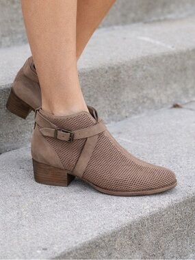 Vince Camuto Ankle Boots size 10 Tan